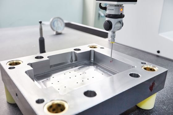 DXM Logo Plastic Mould Base met en de Sluitenprestaties zijn het Betere CNC Verwerkte Vierkante Gat van de Ijzerschroef